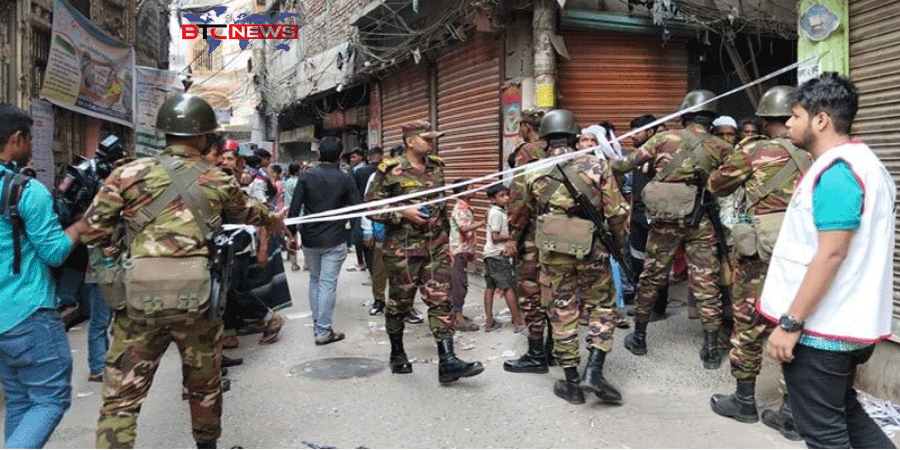 বংশালের কসাইটুলি ভবনের রেলিং ধসে নিহত, উৎসুক জনতা সামলাতে সেনা মোতায়েন, উদ্ধারকাজ ব্যাহত