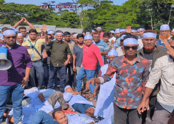 পটুয়াখালীতে কাফনের কাপড় পরে রিজভীর পথরোধ করে যুবদলের বিক্ষোভ