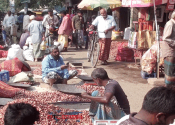 চাঁপাইনবাবগঞ্জে পেঁয়াজের বাজারে অস্থিরতা-স্বাভাবিকের আশায় ক্রেতারা