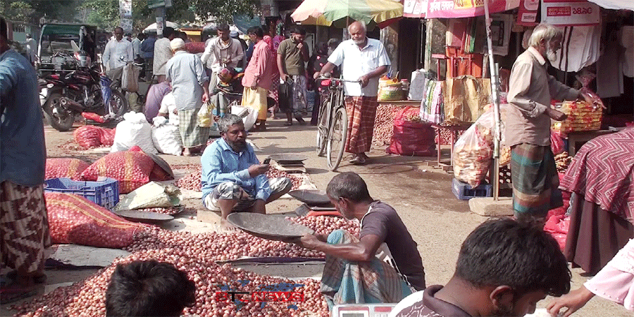চাঁপাইনবাবগঞ্জে পেঁয়াজের বাজারে অস্থিরতা-স্বাভাবিকের আশায় ক্রেতারা