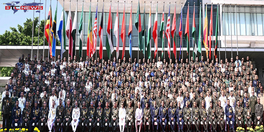 সামরিক বাহিনী কমান্ড ও স্টাফ কলেজে গ্র্যাজুয়েশন সনদ প্রদান প্রধান উপদেষ্টার