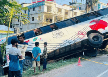 মাদারীপুরে বাসকে সাইড দিতে গিয়ে কাভার্ডভ্যান দোকানে, নিহত-১