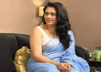হঠাৎ ভাইরাল, নীল শাড়ি পরা সেই অভিনেত্রী বললেন…