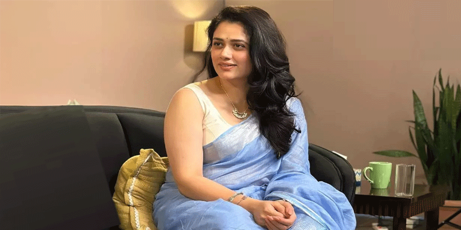 হঠাৎ ভাইরাল, নীল শাড়ি পরা সেই অভিনেত্রী বললেন…