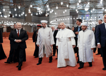 ইস্তাম্বুলের ব্লু মসজিদ ঘুরে দেখলেন পোপ লিও