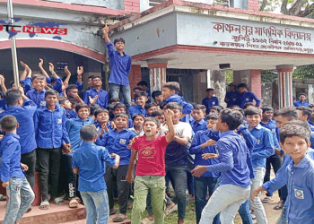 ছাত্রীকে টিসি দেয়ার হুমকির প্রতিবাদে আদমদীঘির কাঞ্চনপুর হাই স্কুলের প্রধান শিক্ষকের বিরুদ্ধে শিক্ষার্থীদের বিক্ষোভ