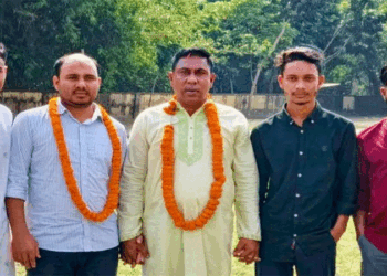 জুতা মেরে গরু দান: লাঞ্চিত হয়েও ফুলের মালা নিয়ে স্বপদে ফিরলেন প্রধান শিক্ষক