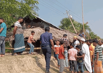 মহিপুরে একটি বসতঘরের মেঝেতে স্বামী, খাটে পড়ে ছিল স্ত্রীর মরদেহ
