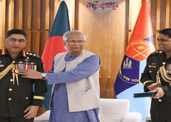 সেনাপ্রধানকে ‘সেনাবাহিনী পদক’ দিলেন প্রধান উপদেষ্টা