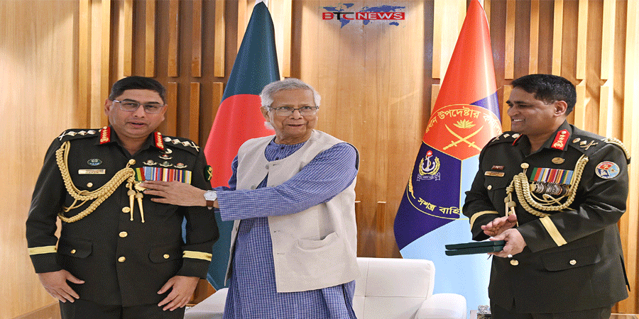 সেনাপ্রধানকে ‘সেনাবাহিনী পদক’ দিলেন প্রধান উপদেষ্টা