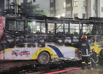 মোটরসাইকেলে এসে আশুলিয়ায় আলিফ পরিবহনের বাসে আগুন দিল ২ যুবক