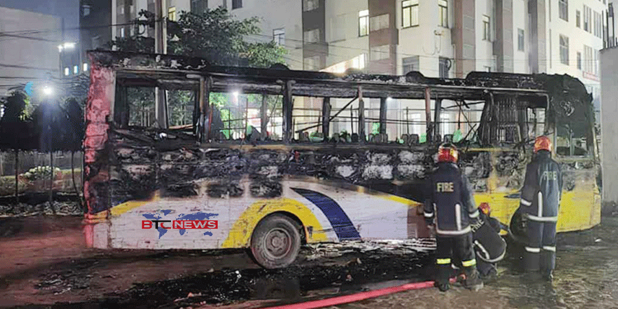 মোটরসাইকেলে এসে আশুলিয়ায় আলিফ পরিবহনের বাসে আগুন দিল ২ যুবক