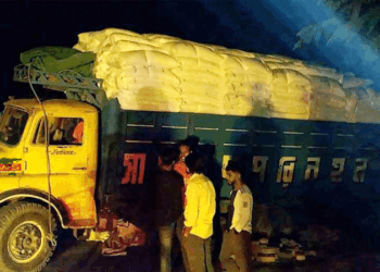 চুয়াডাঙ্গায় অবৈধভাবে কেনা ৪০০ বস্তা সার জব্দ, ব্যবসায়ীর জেল-জরিমানা