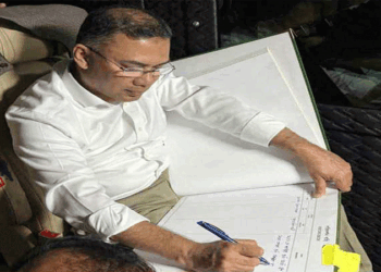 জাতীয় স্মৃতিসৌধের পরিদর্শন বইতে স্বাক্ষর করলেন তারেক রহমান