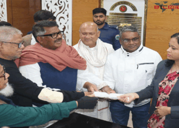 নাটোরে বিএনপির প্রার্থী সাবেক মন্ত্রী দুলুর মনোনয়ন পত্র জমা