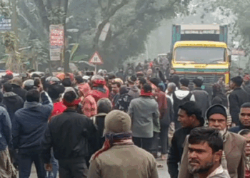 কাউনিয়ায় বাসের ধাক্কায় অটোচালক নিহত, সড়ক অবরোধ