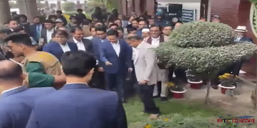 দেশে নেমেই খালি পায়ে মাটি ছুঁলেন তারেক রহমান