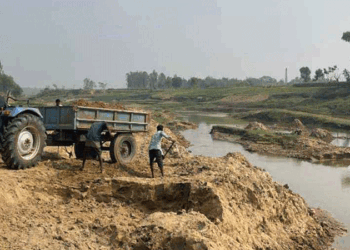 ফটিকছড়িতে অস্তিত্ব বিপন্নের পথে হালদা নদী!