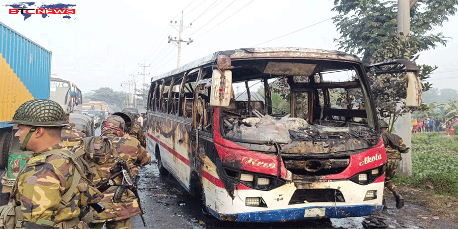 কুমিল্লায় বাসচাপায় পথচারীর মৃত্যু, বাসে ক্ষুব্ধ জনতার আগুন