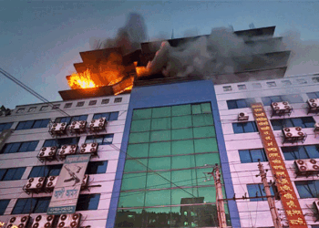 গুলিস্তানের ‘খদ্দর বাজার শপিং কমপ্লেক্স’-এ ভয়াবহ অগ্নিকাণ্ড