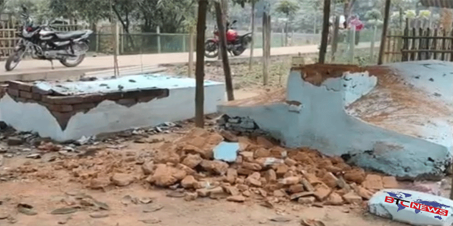 ঠাকুরগাঁওয়ে শাহ সত্যপীরের মাজার-কয়েকটি কবর ভাঙচুর