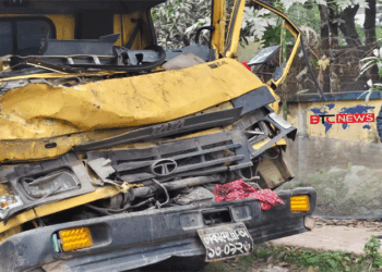 নাটোরে দাঁড়িয়ে থাকা ট্রাকে কাভার্ডভ্যানের ধাক্কা: চালকসহ নিহত-২