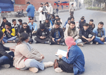 শহীদ ওসমান হাদির হত্যার বিচার দাবিতে রাজশাহীর তালাইমারীতে মহাসড়ক অবরোধ