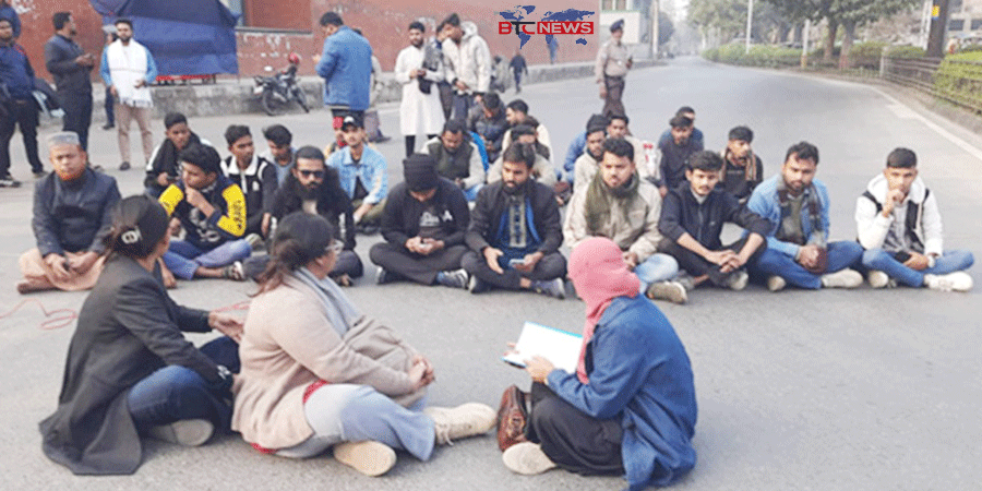 শহীদ ওসমান হাদির হত্যার বিচার দাবিতে রাজশাহীর তালাইমারীতে মহাসড়ক অবরোধ