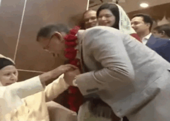 তারেক রহমানের ঐতিহাসিক প্রত্যাবর্তন, ফুলের মালা দিয়ে বরণ