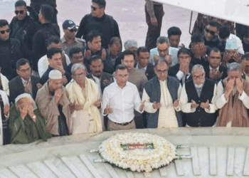 ১৯ বছর পর বাবার কবর জিয়ারত করলেন তারেক রহমান