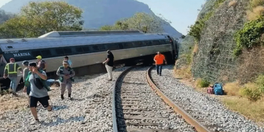 মেক্সিকোয় ট্রেন লাইনচ্যুত হয়ে নিহত-১৩, আহত-৯৮