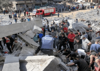 গাজায় একটি বাড়ির ধ্বংসস্তূপ থেকে একই পরিবারের ৩০ জনের লাশ উদ্ধার