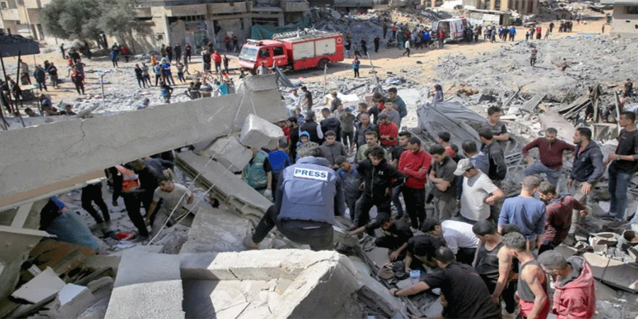 গাজায় একটি বাড়ির ধ্বংসস্তূপ থেকে একই পরিবারের ৩০ জনের লাশ উদ্ধার