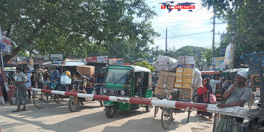 সান্তাহারে একটি সরু রেলগেট হাজার পথচারীর কান্না, ফুট ওভারব্রিজের দাবী এলাকাবাসির