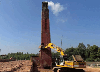 রাউজানে চার ইটভাটাকে ১২ লাখ টাকা জরিমানা : গুঁড়িয়ে দেওয়া হলো চিমনিও