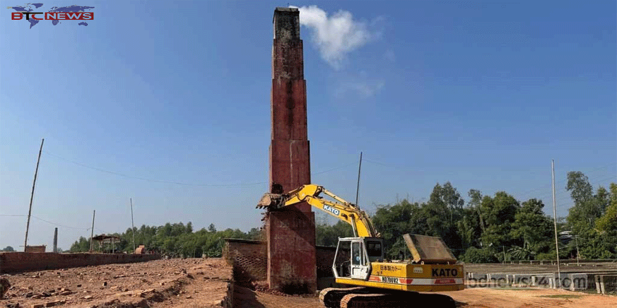 রাউজানে চার ইটভাটাকে ১২ লাখ টাকা জরিমানা : গুঁড়িয়ে দেওয়া হলো চিমনিও