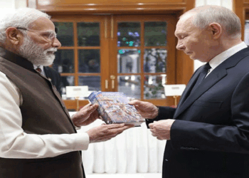 পুতিনকে গীতা উপহার দিলেন মোদি