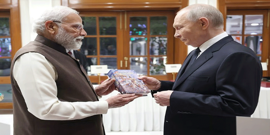 পুতিনকে গীতা উপহার দিলেন মোদি