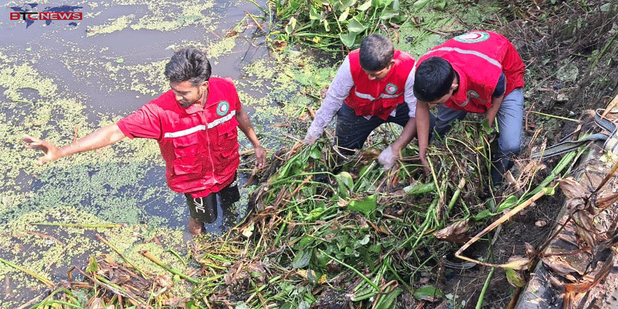 বাগেরহাটে রেডক্রিসেন্ট সদস্যদের স্বেচ্ছাশ্রমে পুকুরের কচুরিপানা পরিস্কার
