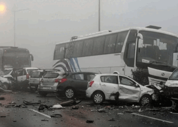 কুয়াশায় ভারতে একের পর এক বাস ট্রাক গাড়ির সংঘর্ষ