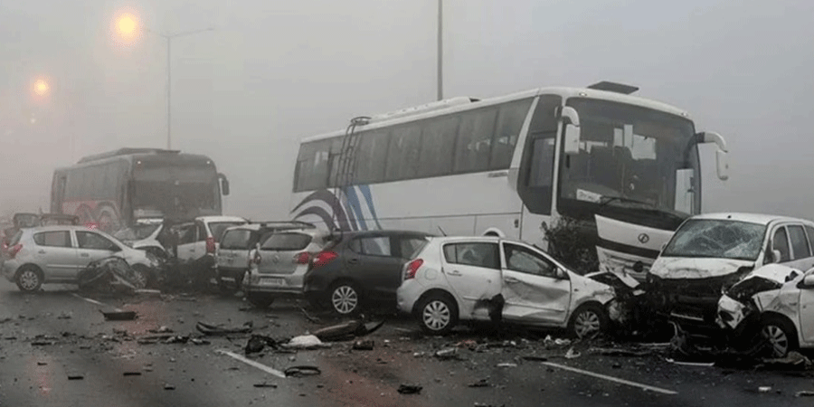 কুয়াশায় ভারতে একের পর এক বাস ট্রাক গাড়ির সংঘর্ষ