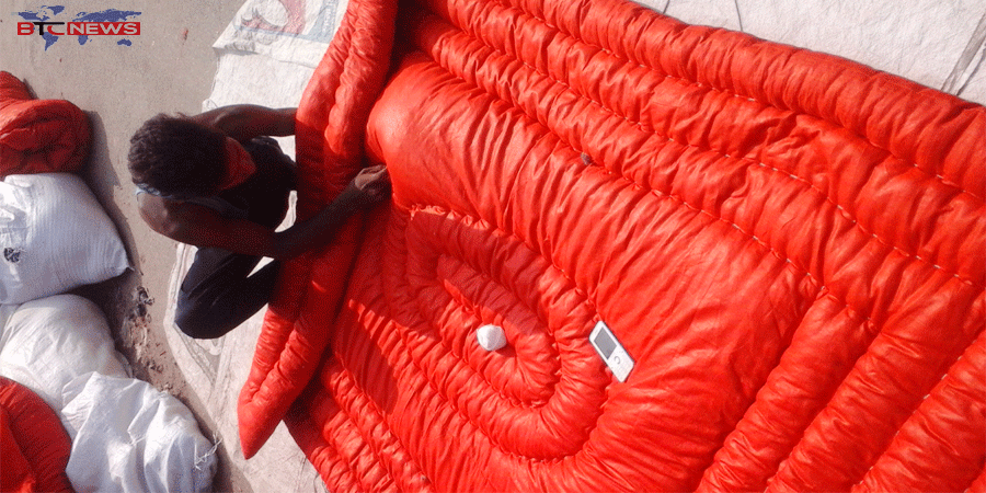 আদমদীঘিতে শীতের তীব্রতায়, লেপ তোশকের কারিগরদের ব্যস্ততা বেড়েছে