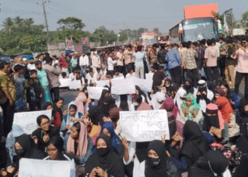 দ্বিতীয় দিনেও ঢাকা-বরিশাল মহাসড়কে শিক্ষার্থীদের অবরোধ, যানজটে দুর্ভোগ