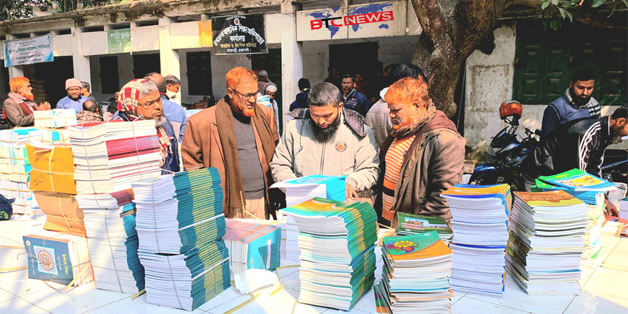 রাজশাহীতে শিক্ষার্থীদের জন্য নতুন শিক্ষাবর্ষের পাঠ্যবই স্কুল পর্যায়ে পৌঁছানো শুরু