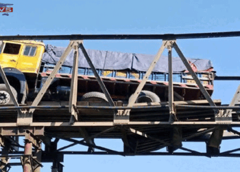 পাথরবোঝাই ট্রাকসহ রত্না বেইলি ব্রিজ ভেঙে হবিগঞ্জে দুই উপজেলার সড়ক যোগাযোগ বন্ধ