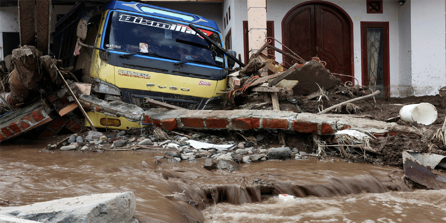 ঝড়-বৃষ্টিতে গাজায় ধসে পড়ছে ক্ষতিগ্রস্ত অনেক ভবন