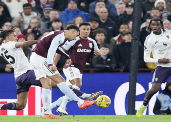 ইউনাইটেডকে হারিয়ে ৩৫ বছর পর ভিলার টানা ৭