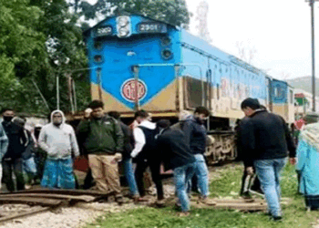 গফরগাঁওয়ে ‘অগ্নিবীণা এক্সপ্রেস’ লাইনচ্যূত, ঢাকা-ময়নসিংহ রেল চলাচল বন্ধ