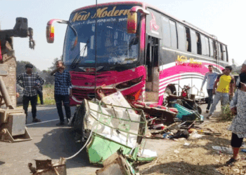 ভাঙ্গায় বাস-ইজিবাইকের মুখোমুখি সংঘর্ষ, একই পরিবারের ৩ জন সহ নিহত-৪