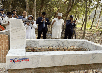 জুলাই অভ্যুত্থানে শহীদ শুভর কবর জিয়ারত করলেন উপদেষ্টা আদিলুর